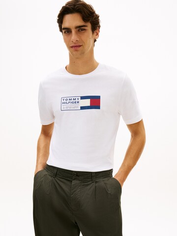 T-Shirt 'BRAND LOVE' TOMMY HILFIGER en blanc : devant