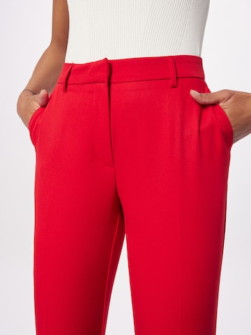 Dorothy Perkins - Regular Calças com vincos 'Grazer' em vermelho