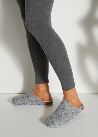 LASCANA Slippers in Grey