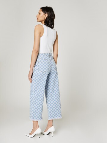 florence by mills exclusive for ABOUT YOUWide Leg/ Široke nogavice Traperice 'Justin Terry' - plava boja