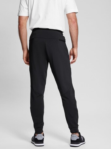 GUESS Tapered Hose in Schwarz
