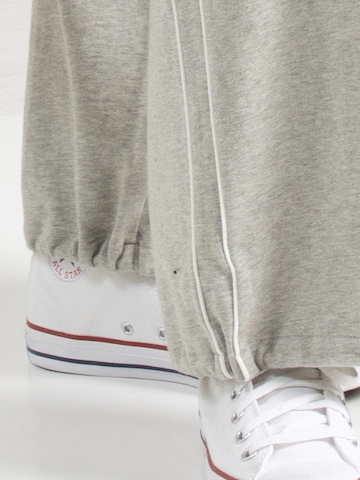 GAP Szeroka nogawka Spodnie w kolorze szary