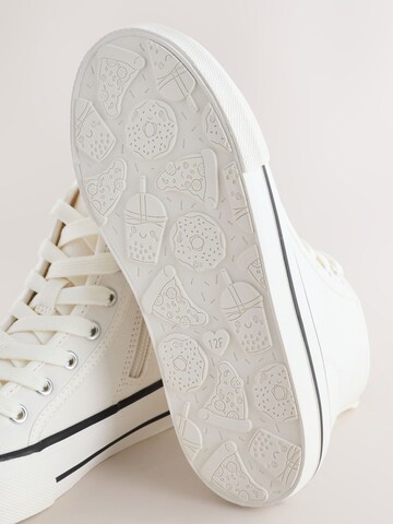 Next Сникърси в бяло