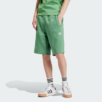 ADIDAS ORIGINALS - Regular Calças 'Trefoil Essentials' em verde: frente