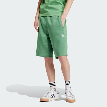 ADIDAS ORIGINALS Regular Shorts 'Trefoil Essentials' in Grün: predná strana