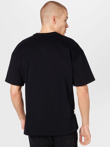 Tricou de la Pequs pe negru