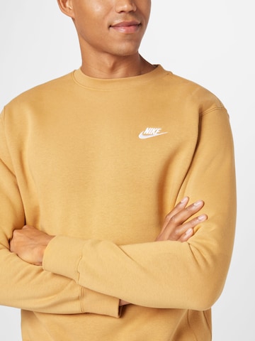 Nike SportswearRegular Fit Sweater majica 'Club Fleece' - smeđa boja