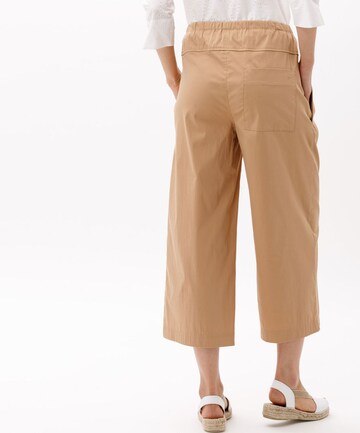 BRAX Zvonové kalhoty Kalhoty se sklady v pase 'MAINE' – hnědá: zadní strana