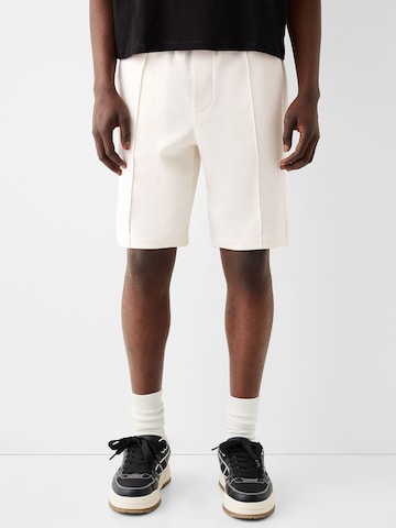 Bershka Loose fit Trousers in White: front