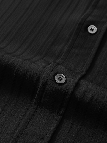 ALLTHEMEN Comfort fit Button Up Shirt in Black