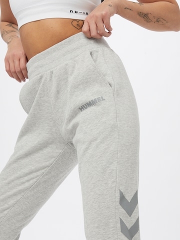 Effilé Pantalon de sport Hummel en gris