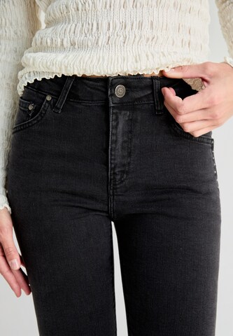 Coupe slim Jean ' CIGARETTE JEANS STUDS ' Scalpers en bleu