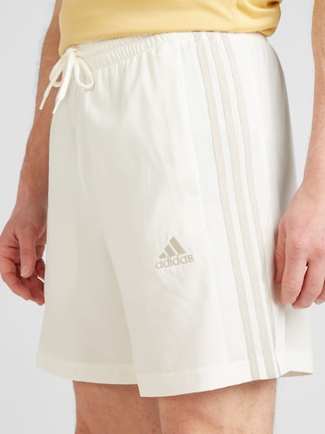 ADIDAS SPORTSWEAR Štandardný strih Športové nohavice 'Essentials Chelsea' - biela