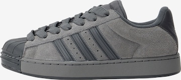 ADIDAS ORIGINALS Matalavartiset tennarit 'SUPERSTAR ST' värissä harmaa: etupuoli