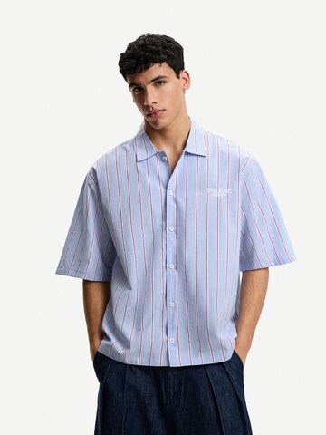 Comfort fit Camicia di Bershka in bianco: frontale