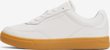 Baskets basses TOMMY HILFIGER en beige : devant