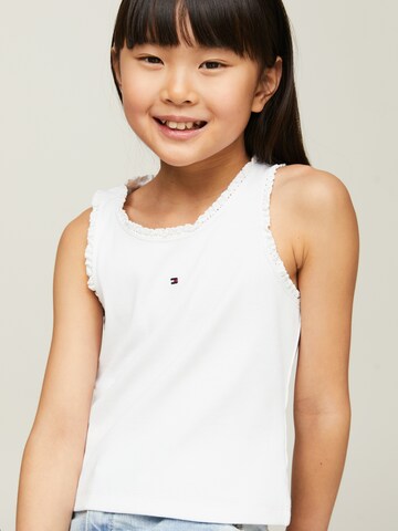 Top 'ESSENTIAL' de la TOMMY HILFIGER pe alb