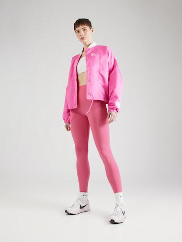 NIKESkinny Sportske hlače 'UNIVERSA' - roza boja