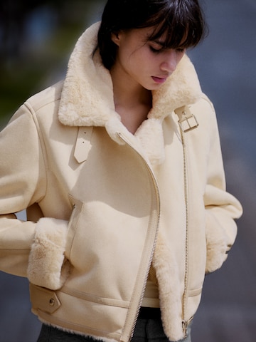 Bershka Přechodná bunda – béžová