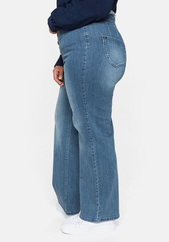 SHEEGO Flared Jeans in Blauw