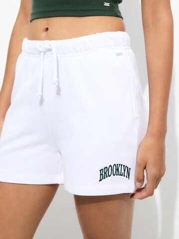 regular Pantaloni di Pull&Bear in bianco
