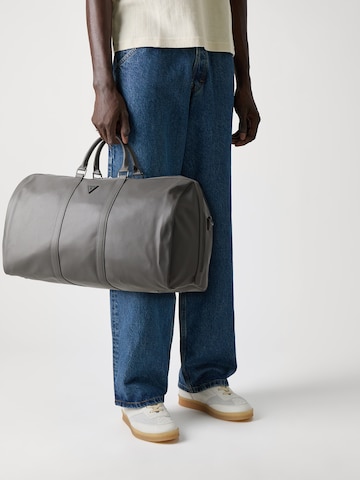 GUESS Τσάντα σαββατοκύριακου 'MILANO' σε γκρι: μπροστά