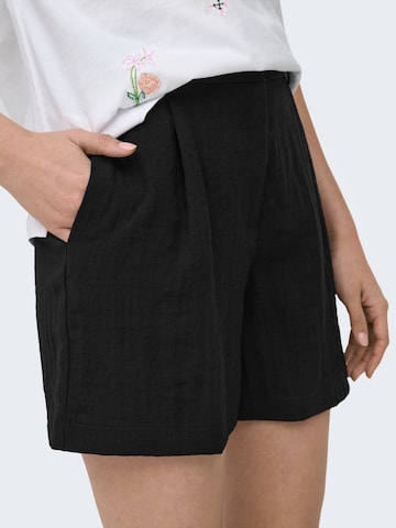 ONLY Regularen Hlače z naborki 'ONLITA' | črna barva