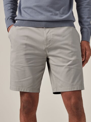 Slimfit Pantaloni chino di Next in grigio