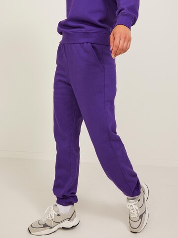 JJXX - Tapered Calças 'Abbie' em roxo: frente