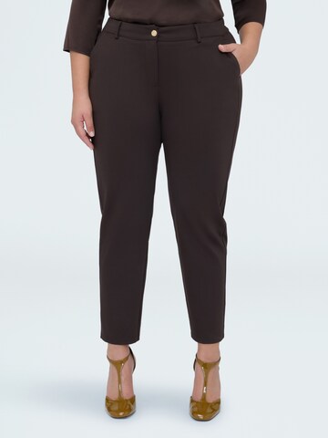 regular Pantaloni di Fiorella Rubino in marrone: frontale
