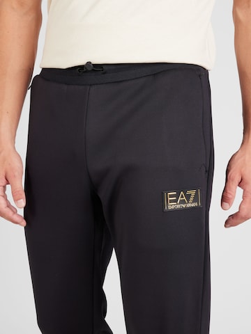 EA7 Emporio Armani Zúžený Kalhoty – černá
