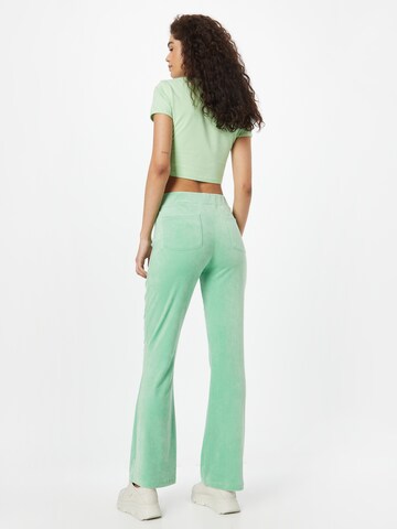 Gina Tricot Rozkloszowany krój Spodnie 'Melinda' w kolorze zielony