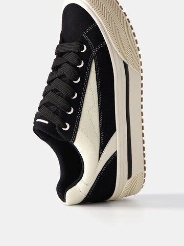 Bershka Sneaker in Schwarz