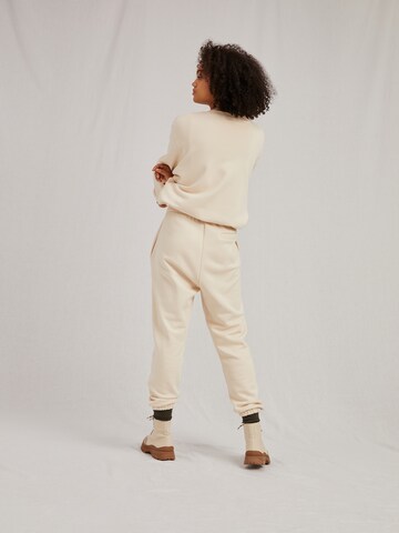 A LOT LESS Tapered Broek 'Ida' in Wit