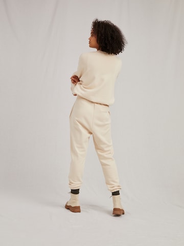 Tapered Pantaloni 'Ida' di A LOT LESS in bianco