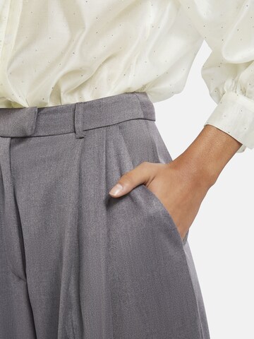 Nicowa Slimfit Anzughose 'ROSCIWO', weites Bein, Bundfalten, Model trägt Größe 34 in Grau