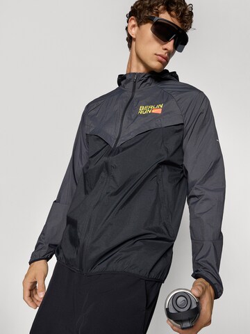 NIKE Sportdzseki 'City Marathon Stride' - fekete