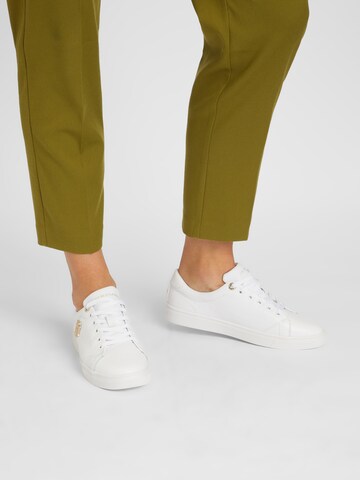 Baskets basses TOMMY HILFIGER en blanc : devant