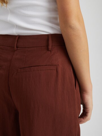 Peppercorn - Pierna ancha Pantalón 'Rebecca' en rojo