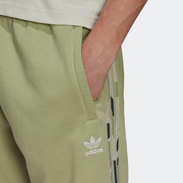 Effilé Pantalon 'Graphics Camo' ADIDAS ORIGINALS en vert