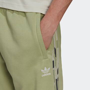 ADIDAS ORIGINALS Tapered Παντελόνι 'Graphics Camo' σε πράσινο