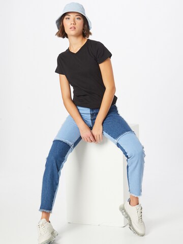 WEEKDAY T-shirt 'Fave' i svart