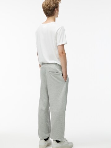 Tapered Pantaloni di Pull&Bear in grigio