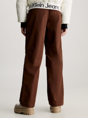 Loosefit Pantalon cargo Calvin Klein Jeans en marron