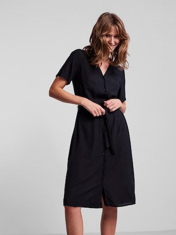 PIECES - Vestido camisero 'Olivia' en negro: frente