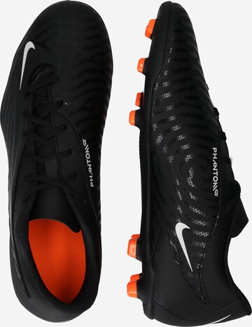 Ghete de fotbal de la NIKE pe negru