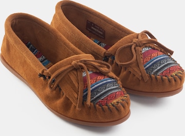 Minnetonka Mockasin 'Kilty' i brun