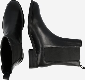 ABOUT YOU - Botas chelsea 'Carlotta' em preto