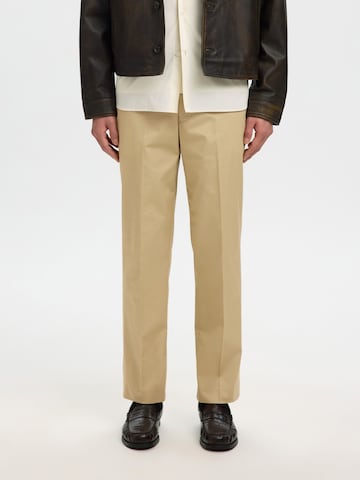 SELECTED - regular Pantalón de pinzas en beige: frente
