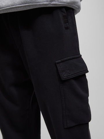 Pull&Bear Tapered Cargo trousers in Black